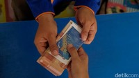 Emi melayani nasabah dengan sepenuh hati. Emi juga merupakan mitra ultra mikro atau UMi dan memiliki 86 nasabah. 