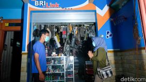 Semangat Agen BRILink Seberangi Sungai Demi Bantu Ekonomi Warga Kendal