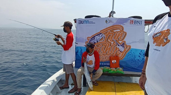 Sejumlah pemacing menangkap berbagai jenis ikan saat acara BNI Fun Fishing 2021 di perairan Selat Sunda, Banten, Sabtu (16/10/2021). 
Target para pemancing yaitu ikan kakap hingga tenggiri. Mereka berlomba-lomba mencari ikan terbesar dan terbanyak untuk dibawa pulang.

Selain keseruan memancing, kegiatan yang rutin digelar setiap tahun ini diisi dengan membagikan sembako untuk para nelayan pesisir Serang. BNI Fun Fishing 2021 diikuti oleh sejumlah jurnalis media online di Jakarta.