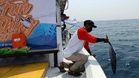 Selain keseruan memancing, kegiatan yang rutin digelar setiap tahun ini diisi dengan membagikan sembako untuk para nelayan pesisir Serang. BNI Fun Fishing 2021 diikuti oleh sejumlah jurnalis media online di Jakarta.