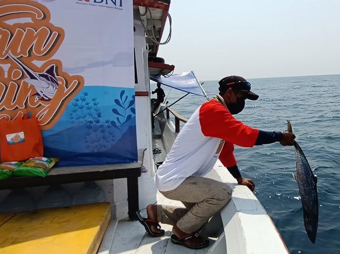 Sejumlah pemacing menangkap berbagai jenis ikan saat acara BNI Fun Fishing 2021 di perairan Selat Sunda, Banten, Sabtu (16/10/2021). 
Target para pemancing yaitu ikan kakap hingga tenggiri. Mereka berlomba-lomba mencari ikan terbesar dan terbanyak untuk dibawa pulang.

Selain keseruan memancing, kegiatan yang rutin digelar setiap tahun ini diisi dengan membagikan sembako untuk para nelayan pesisir Serang. BNI Fun Fishing 2021 diikuti oleh sejumlah jurnalis media online di Jakarta.