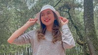 Perempuan yang memiliki nama lengkap Shania Junianatha ini adalah kekasih hati Jonatan Christie. Foto: Instagram