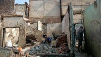 Foto: Kini hanya terlihat rangka bangunan sebuah rumah yang tak lagi utuh di lokasi. (Karin Nur Secha/detikcom)