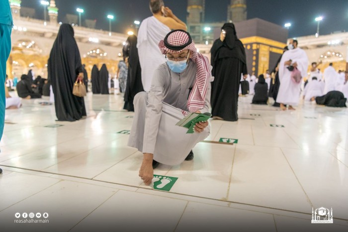 Stiker jaga jarak di Masjidil Haram dicopot