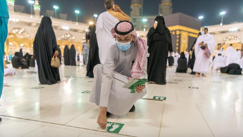 Stiker jaga jarak di Masjidil Haram dicopot Stiker jaga jarak di Masjidil Haram dicopot