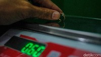 Manfaat selanjutnya adalah mengamankan aset nasabah, aset berupa tabungan. Kalau dibiarkan dalam bentuk uang, maka akan tergerus inflasi.