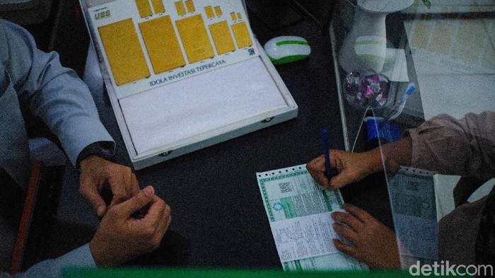 Menabung atau investasi dalam bentuk emas memiliki beragam keuntungan. Tak cuma terbukti tahan inflasi, menabung emas juga bisa digunakan untuk biaya naik haji.