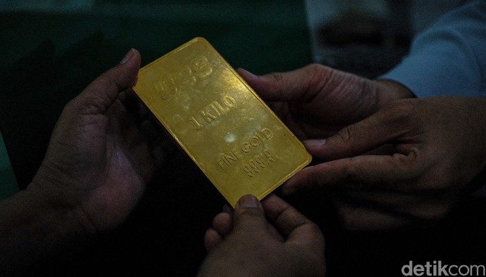 Menabung atau investasi dalam bentuk emas memiliki beragam keuntungan. Tak cuma terbukti tahan inflasi, menabung emas juga bisa digunakan untuk biaya naik haji.