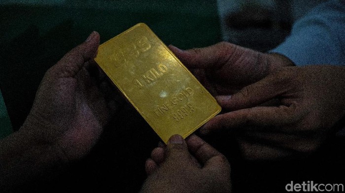 Tak Cuma Tahan Inflasi, Nabung Emas Juga Bisa untuk Naik Haji Menabung atau investasi dalam bentuk emas memiliki beragam keuntungan. Tak cuma terbukti tahan inflasi, menabung emas juga bisa digunakan untuk biaya naik haji.