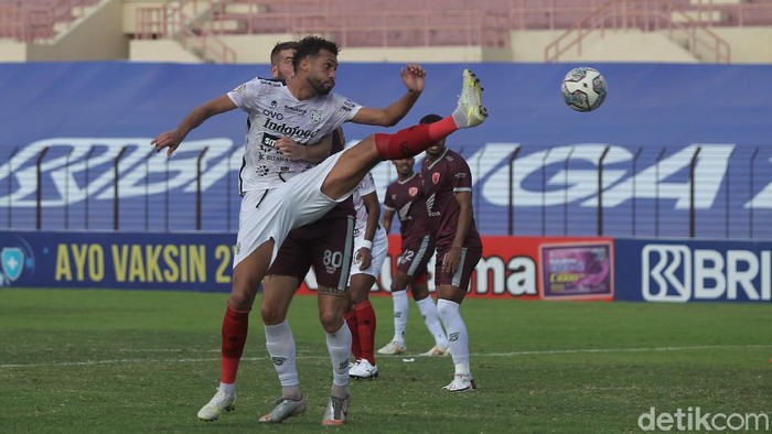 Bali United menelan kekalahan pertama di BRI Liga 1 musim ini. Melawan PSM Makassar, Serdadu Tridatu ditekuk 1-2.