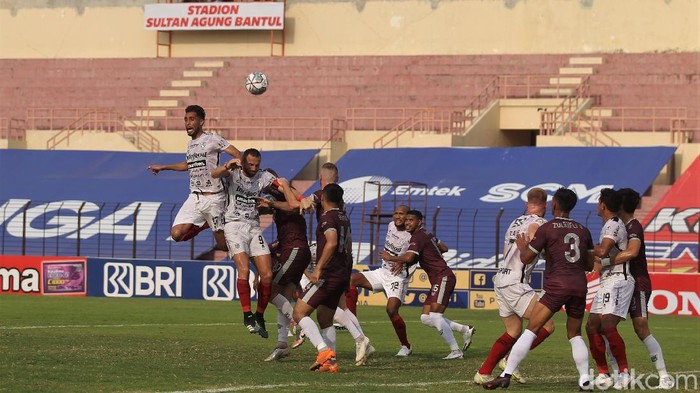Bali United menelan kekalahan pertama di BRI Liga 1 musim ini. Melawan PSM Makassar, Serdadu Tridatu ditekuk 1-2.