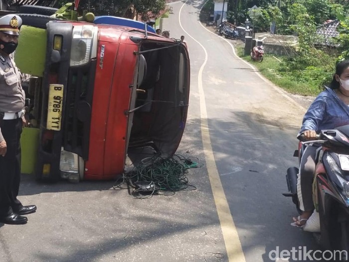 Truk muatan air terguling di Sukabumi, dua orang terluka