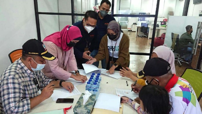 PT Jakarta Industrial Estate Pulogadung (JIEP) turut bantu UMKM di sekitar kawasan Industri Pulogadung. Mereka menyalurkan dana program kemitraan sebesar Rp 180 juta.