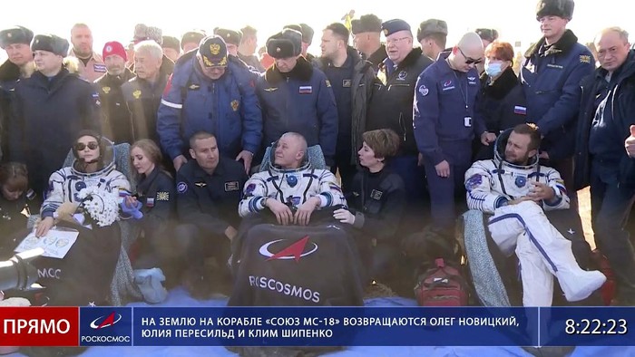 Usai Syuting di Luar Angkasa, Yulia Peresild Mendarat di Bumi In this photo taken from video footage released by Roscosmos Space Agency, Russian space agency rescue team members help film director Klim Shipenko out from the capsule shortly after the landing of the Russian Soyuz MS-18 space capsule, southeast of the Kazakh town of Zhezkazgan, Kazakhstan, Sunday, Oct. 17, 2021. The Soyuz MS-18 capsule landed upright in the steppes of Kazakhstan on Sunday with cosmonaut Oleg Novitskiy, actress Yulia Peresild and film director Klim Shipenko aboard after a 3 1/2-hour trip from the International Space Station. (Roscosmos Space Agency via AP)