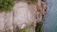 Diketahui, gempa yang mengguncang kawasan Bali pada Sabtu (16/10) dini hari mengakibatkan sejumlah titik di satu-satunya akses jalur darat yang menghubungkan wilayah desa menuju Kota Bangli masih tertimbun material longsor.