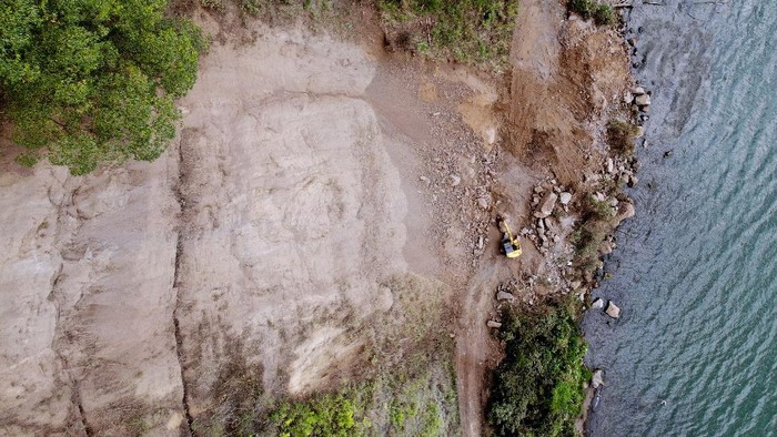 Gempa yang mengguncang kawasan Bali pada Sabtu (16/10) dini hari menyebabkan longsor terjadi di sejumlah titik. Akibatnya, sejumlah desa pun terisolasi.