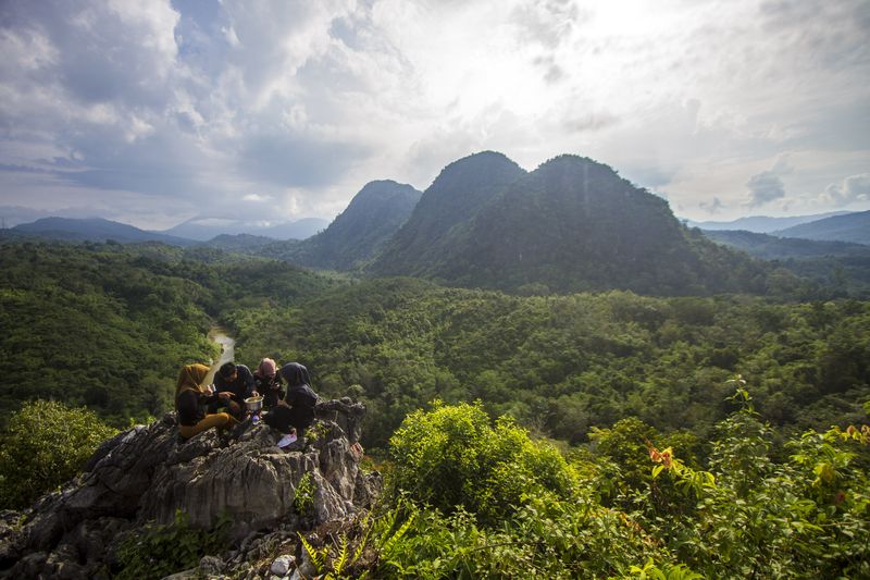 Sejumlah pengunjung berada di puncak wisata Bukit Batu Langara di kawasan Geopark Meratus, Kecamatan Loksado, Kabupaten Hulu Sungai Selatan, Kalimantan Selatan, Minggu (17/10/2021). Pemprov Kalsel  tengah mengajukan Geopark Meratus untuk menjadi UNESCO Global Geopark (UGG) dengan potensi keberagaman geologi, biologi, dan budaya yang dimilikinya dan penilaian oleh badan PBB tersebut akan dilakukan pada tahun 2022. ANTARA FOTO/Bayu Pratama S/nz