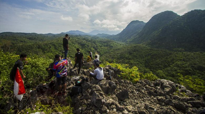 Sejumlah pengunjung berada di puncak wisata Bukit Batu Langara di kawasan Geopark Meratus, Kecamatan Loksado, Kabupaten Hulu Sungai Selatan, Kalimantan Selatan, Minggu (17/10/2021). Pemprov Kalsel  tengah mengajukan Geopark Meratus untuk menjadi UNESCO Global Geopark (UGG) dengan potensi keberagaman geologi, biologi, dan budaya yang dimilikinya dan penilaian oleh badan PBB tersebut akan dilakukan pada tahun 2022. ANTARA FOTO/Bayu Pratama S/nz