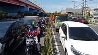 Eksekusi rumah itu sempat memacetkan arus lalu lintas. Terpantau kemacetan terjadi sejak di Jalan A Yani hingga Jalan Wonokromo depan RS Islam.