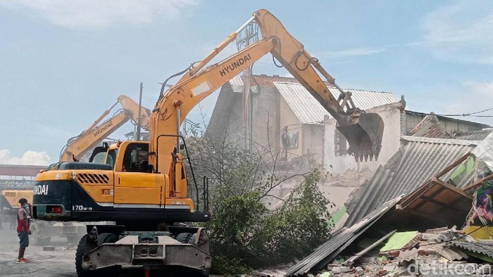 15 Rumah di Jalan Wonokromo Dibongkar untuk Pelebaran Jalan Sebanyak 15 rumah di Jalan Wonokromo, Surabaya, dibongkar Satpol PP. Pembongkaran dilakukan untuk pelebaran jalan.