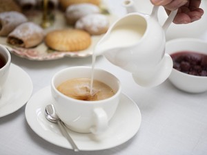5 Alasan Orang Inggris Minum Teh Campur Susu, Tradisi Sejak Abad 18