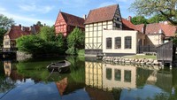 Aarhus yang relatif kecil dan sepi, dengan populasi yang tidak mencapai 350 ribu orang, membuatnya mudah untuk dieksplorasi dengan berjalan kaki. Ini salah satu spot di kota tua Aarhus. (Getty Images/iStockphoto/ricochet64)