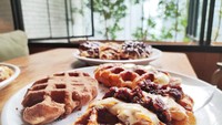 Kafe yang berlokasi di Pasifik Place Jakarta ini menawarkan croffle lezat dengan topping dan filling enak. Kabarnya di sini satu-satunya croffle yang disajikan dengan filling alias isian berupa cream lembut.  Foto: detikFood/Devi S. Lestari