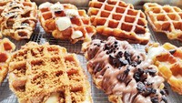 Croissant waffle alias croffle, tengah jadi jajanan yang trendy. Banyak orang rela antre demi mencicip croffle dengan aneka topping. Tapi di Benedict Jakarta ada 9 croffle dengan topping dan isian berlimpah Foto: detikFood/Devi S. Lestari