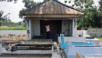 Peristiwa inilah yang membuat Wonoyudho memberi nama wilayah barunya dengan Dusun Peluk. Berasal dari beberapa kepal nasi yang cara makannya dipuluk. Saat cucu Wonoyudho, Prawiroyudho alias Mbah Konde menjadi lurah pertama tahun 1870-an, kampung ini diberi nama Desa Pacar Peluk dengan menggabungkan nama Dusun Pacar dan Dusun Peluk.