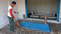 Terdapat kompleks makam khusus mantan Kades Pacar Peluk di Dusun Pacar. Prawiroyudho alias Mbah Konde juga dimakamkan di tempat ini bersama istrinya, Mbah Rahayu. Mbah Konde dikenal sebagai lurah yang sakti dan kaya raya. Ia membangun sejumlah fasilitas di Desa Pacar Peluk.