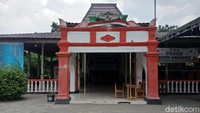 Penampakan Balai Desa Pacar Peluk. Bangunan ini dibangun pada masa Pemerintahan Mbah Konde atau Prawiroyudho. Sampai saat ini bangunan tersebut masih berdiri kokoh dan menjadi salah satu peninggalan Mbah Konde di Desa Pacar Peluk.
