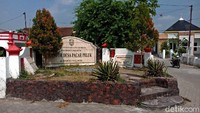 Mulai dari kantor desa, saluran irigasi, lumbung pangan, hingga tempat ibadah yang telah dibangunnya kala itu. Ia juga sempat menjabat lurah pada zaman penjajahan Belanda tahun 1870-an. Mbah Konde pula yang memberi nama Desa Pacar Peluk. Ia dijuluki Mbah Konde karena rambutnya panjang selalu diikat menggunakan tusuk konde. Mitos yang berkembang saat ini, makam Mbah Konde tidak boleh digunakan untuk tempat berbuat maksiat. Jika nekat melanggar, konon akan menjadi gila atau ekonominya seret.