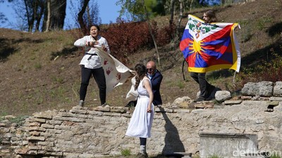 Bendera Tibet Berkibar Saat Prosesi Api Olimpiade Beijing 2022 di Yunani