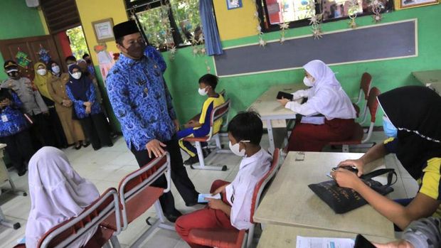 Anak-anak berusia 12 tahun yang duduk di bangku SD di Kota Tangerang mulai divaksin COVID-19 sebagai persiapan kegiatan pembelajaran tatap muka (PTM). (dok Pemkot Tangerang)