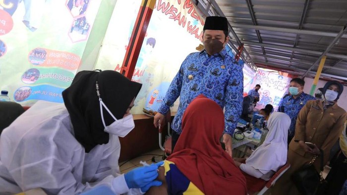 Anak-anak berusia 12 tahun yang duduk di bangku SD di Kota Tangerang mulai divaksin COVID-19 sebagai persiapan kegiatan pembelajaran tatap muka (PTM). (dok Pemkot Tangerang)
