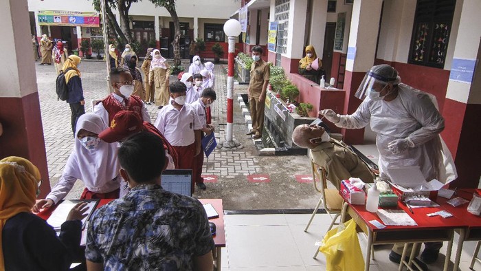 Sejumlah siswa SD di Depok menjalani tes antigen acak. Tes itu dilakukan guna antisipasi munculnya klaster Corona di tengah berlangsungnya sekolah tatap muka.