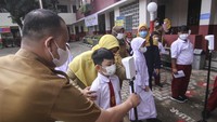 Diketahui, Pemerintah Kota Depok melakukan tes antigen COVID-19 secara acak bagi pelajar dan guru sejumlah sekolah untuk memastikan kesehatan siswa dan mencegah terjadinya klaster baru penyebaran COVID-19 di sekolah selama Pembelajaran Tatap Muka (PTM) Terbatas.