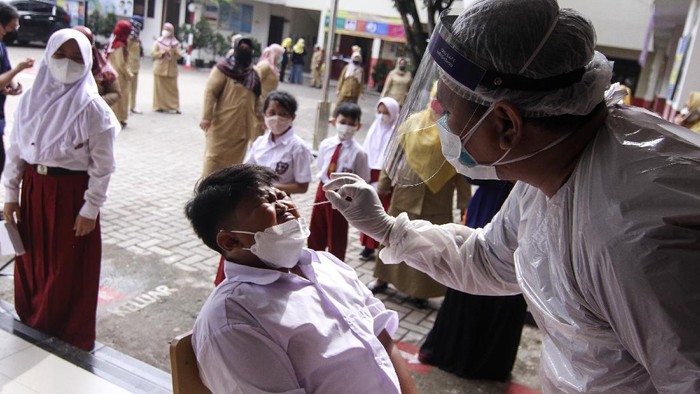 Sejumlah siswa SD di Depok menjalani tes antigen acak. Tes itu dilakukan guna antisipasi munculnya klaster Corona di tengah berlangsungnya sekolah tatap muka.