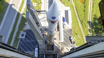 Lucy meluncur dari Space Launch Complex 41 Cape Canaveral Space Force Station di Florida, AS. Misi ini akan mengungkap asal usul alam semesta. Foto: AP/Bill Ingalls