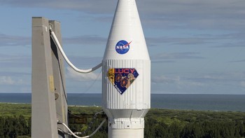Selama 12 tahun ke depan, Lucy akan terbang menelusuri satu asteroid sabuk utama dan tujuh asteroid Trojan. Foto: AP/Bill Ingalls