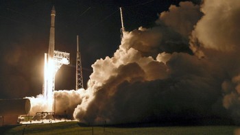 Ini adalah sebuah misi penemuan sejati. Lucy penuh dengan kesempatan mempelajari lebih lanjut tentang asteroid Trojan yang misterius dan lebih memahami pembentukan dan evolusi tata surya awal, kata Thomas Zurbuchen Associate Administrator Science Mission Directorate NASA. Foto: AP/Bill Ingalls
