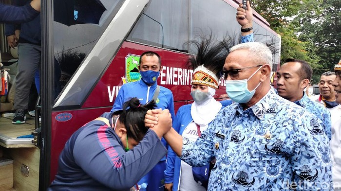 Atlet PON pulang ke Kuningan mendapat sambutan meriah.