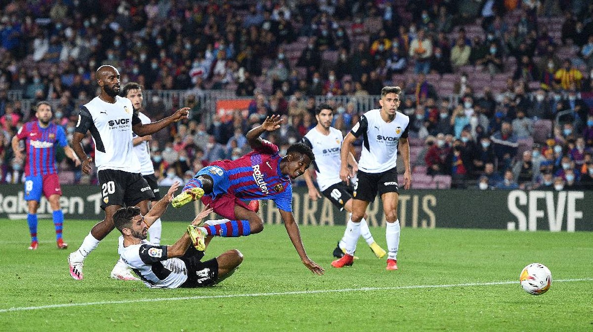 Hadiah penalti untuk Barcelona saat lawan Valencia diperdebatkan. (Foto: Getty Images/Alex Caparros)