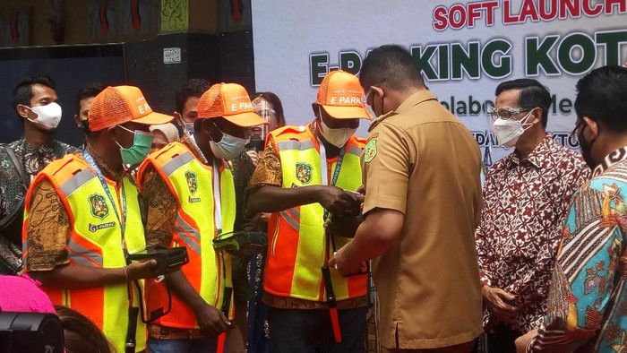 Bobby resmikan parkir nontunai di Medan (Datuk-detikcom)