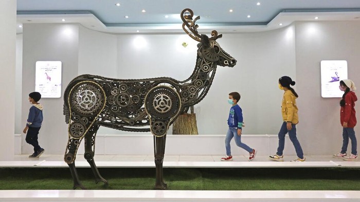 Shahreza Metal Zoo jadi salah satu kebun binatang terunik di dunia. Pasalnya kebun binatang ini tak dihuni hewan asli melainkan puluhan patung hewan. Penasaran?