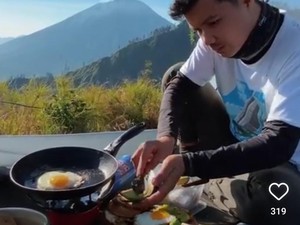 Bukan Mie Instan, Pria Ini Masak Steak dan Toast Saat Mendaki Gunung