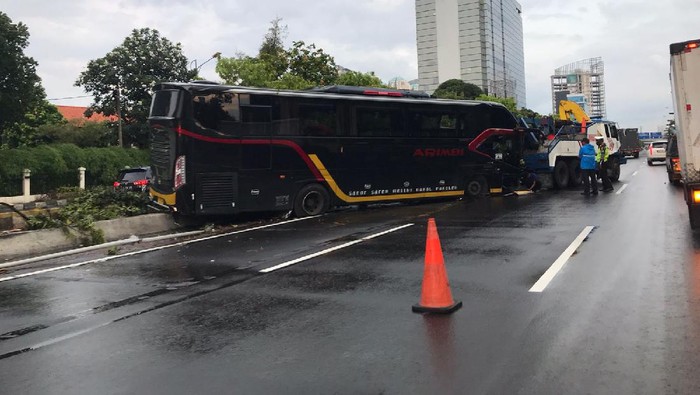 Bus kecelakaan di Tol Dalam Kota Jakarta arah Tomang