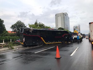 Ada Kecelakaan Bus, Lalin Tol Dalam Kota Jakarta Arah Tomang Macet