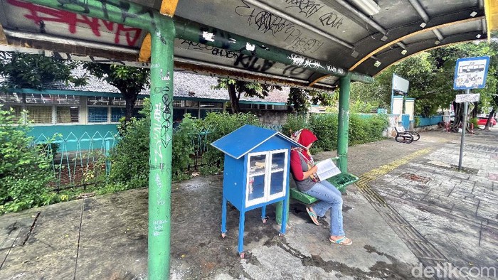 Halte Bus Bulungan Blok M, Jakarta Selatan, kini dilengkapi dengan perpustakaan mini. Perpustakaan ini untuk menemani warga ketika menunggu bus.