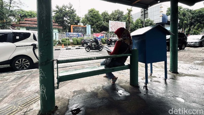 Halte Bus Bulungan Blok M, Jakarta Selatan, kini dilengkapi dengan perpustakaan mini. Perpustakaan ini untuk menemani warga ketika menunggu bus.